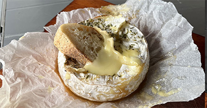 Camembert rôti au barbecue