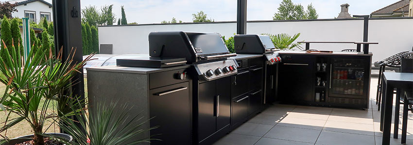 Cuisine extérieure Weber sur une terrasse couverte