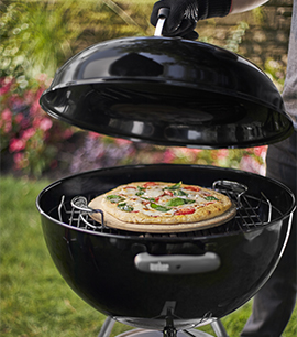 Cuisson d'une pizza dans un barbecue charbon