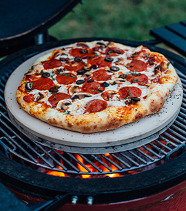 Cuisson d'une pizza dans un barbecue kamado