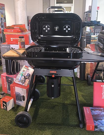 Barbecue charbon Magnus Premium exposé au showroom Barbecook