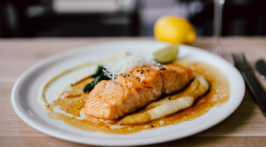 Filet de merlu fumé au bois de noisetier Teriyaki aux agrumes et sureau