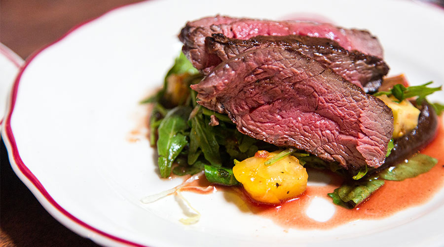 Gigot d’agneau à l’ail et au miel au tournebroche