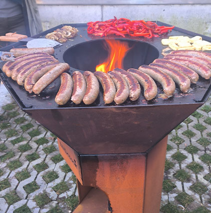 Préparation du repas sur le braséro Nestor en acier corten Barbecook