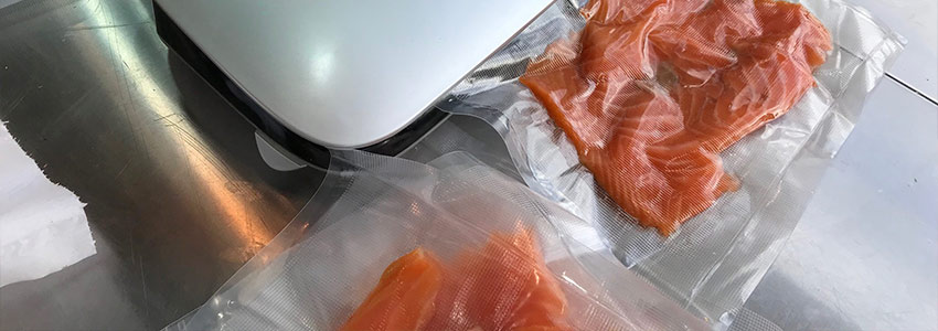 Salage sous vide d'un saumon