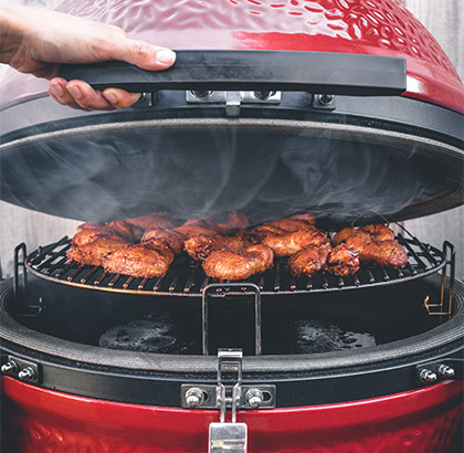 Cuisson d'ailes de poulet au kamado avec couvercle fermé