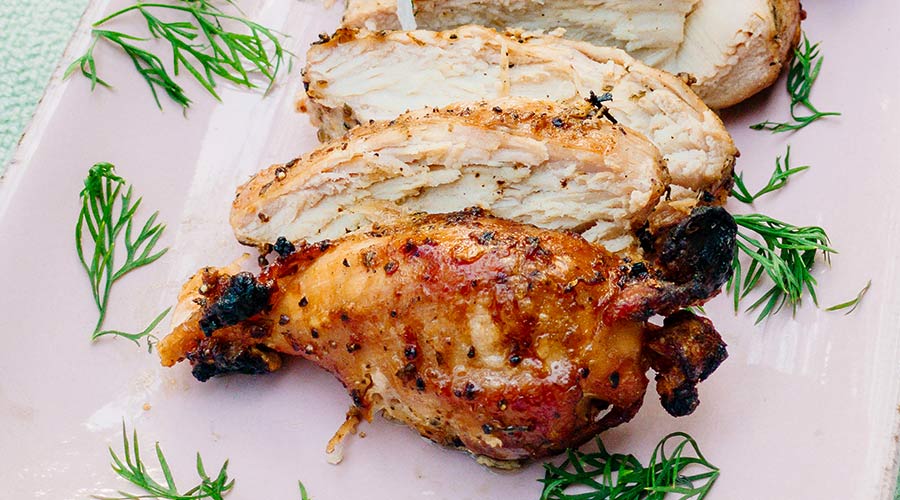 Blanc de poulet au barbecue électrique et sauce aux herbes