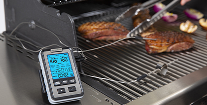 Mesure de la température à coeur d'une viande avec un thermomètre à sonde Napoléon
