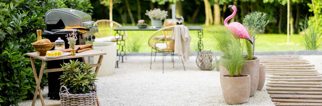Barbecue installé dans jardin 