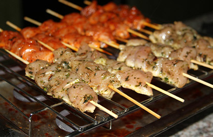 Cuisson de brochettes au barbecue