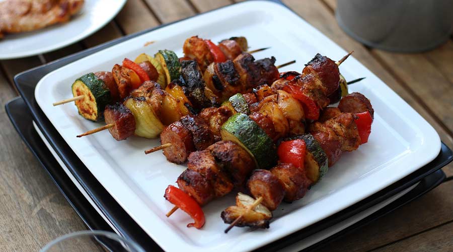 Comment réussir la cuisson des brochettes au barbecue ?