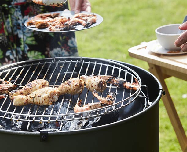 Cuisson d'aliments sur le barbecue charbon Edson Army Green Barbecook