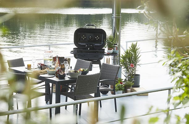 Barbecue charbon Magnus Comfort Barbecook sur une terrasse