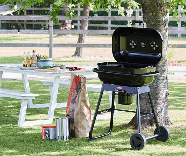 Barbecue charbon Magnus Original Barbecook dans un jardin