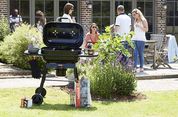 Barbecue charbon Magnus Premium Barbecook dans un jardin