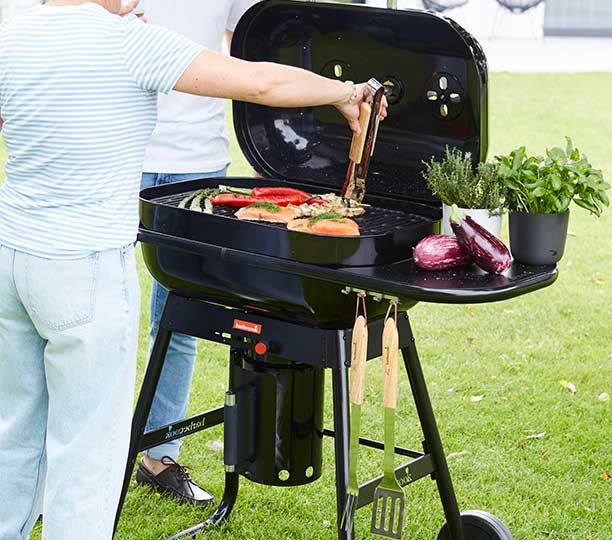 Cuisson d'aliments sur le barbecue charbon Magnus Comfort Barbecook