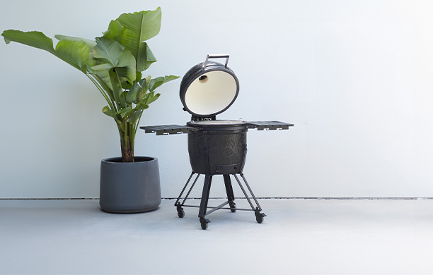 Kamado Kamal 2.0 Large noir mat Barbecook sur une terrasse