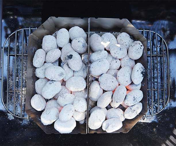 Charbon dans des paniers à charbon pour une cuisson directe