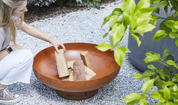 Installation de bûches dans le brasero Barbecook Jack 75