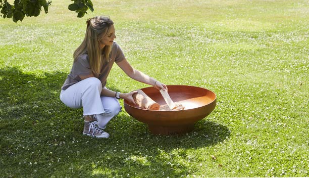 brasero Jack 75 Barbecook dans une pelouse