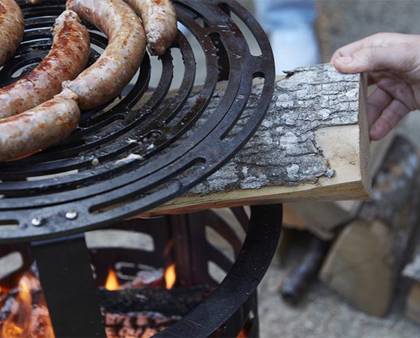 Cuisson de chipolatas sur le brasero Jules Barbecook