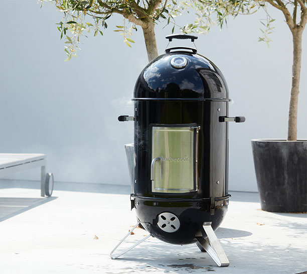 Fumoir Oscar Medium Barbecook sur une terrasse