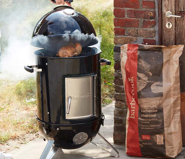 Fumage d'un poulet dans le fumoir M Oskar Barbecook