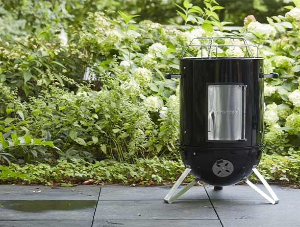 Fumoir Oskar M Barbecook ouvert exposé sur une terrasse