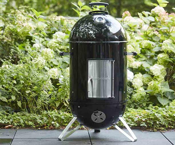 Fumoir Oscar Medium Barbecook sur une terrasse