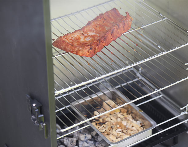 Fumage à chaud de ribs dans le fumoir Olav Barbecook