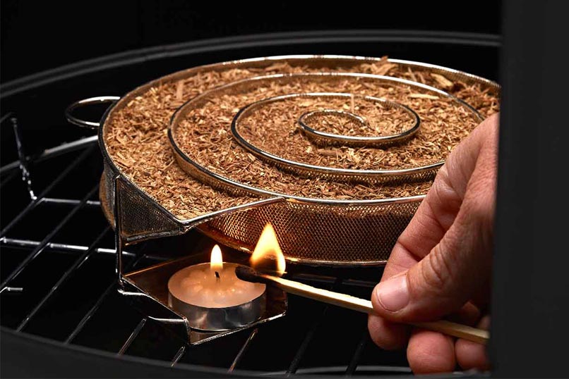 Allumage de la sciure de bois dans le générateur de fumée froide Barbecook
