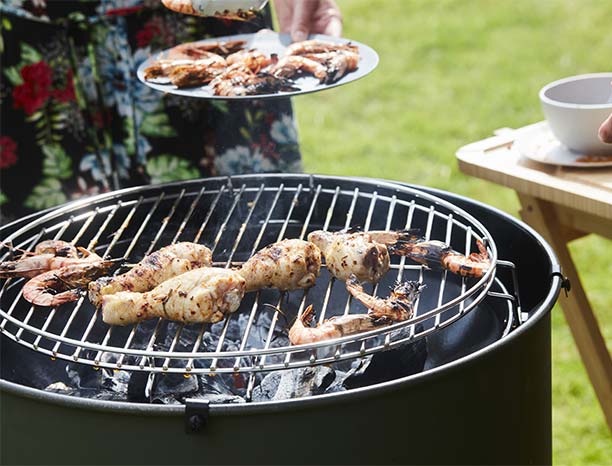 Cuisson d'une viande sur la grille de cuison Barbecook pour barbecue charbon Edson