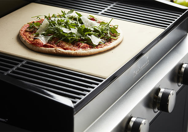 Cuisson d'une pizza sur la pierre à pizza Barbecook