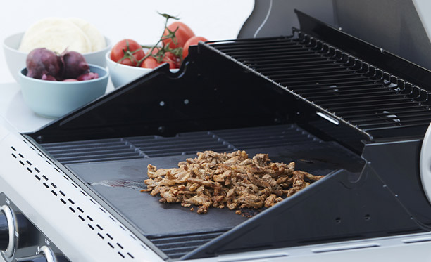 Cuisson d'aliments sur la plancha pour barbecue gaz Siesta et Stella Barbecook