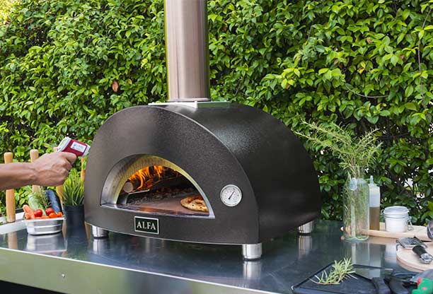 Cuisson au feu de bois avec le four Alfa Moderno 1