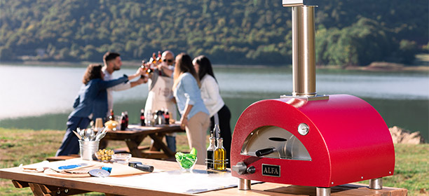 four Alfa Pizza Moderno Portable sur une table en bois