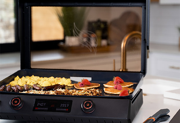 Cuisson d'aliments sur la plancha électrique Série E-56 Blackstone