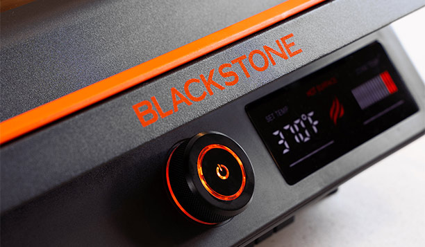 Zoom sur le bouton de commande et l'écran de contrôle de la plancha électrique Série E-43 Blackstone