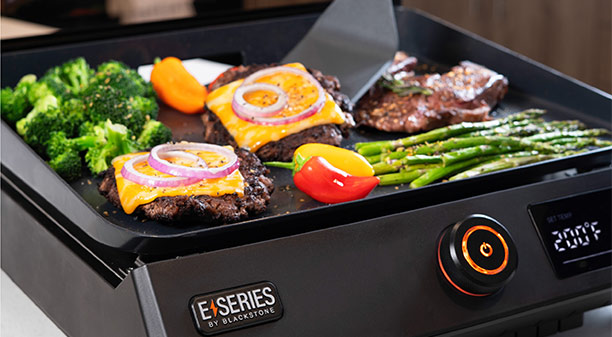Cuisson d'aliments sur la plancha électrique Série E-43 avec couvercle de cuisson Blackstone