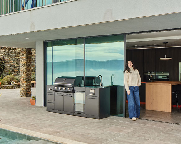 Femme à côté de la cuisine extérieure Lite Series 400 Brabura