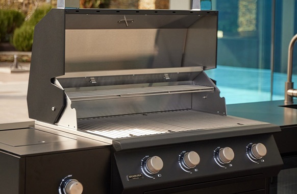 Zoom sur le barbecue gaz Fusion 400 LITE et brûleur latéral de la cuisine extérieure Brabura