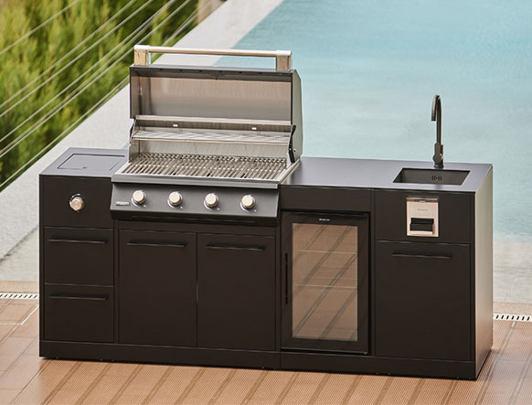 Cuisine extérieure Lite Série 400 en acier noir Brabura sur une terrasse en bois