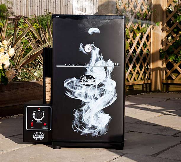 Fumoir électrique Original Smoker Bradley 4 étages sur une terrasse