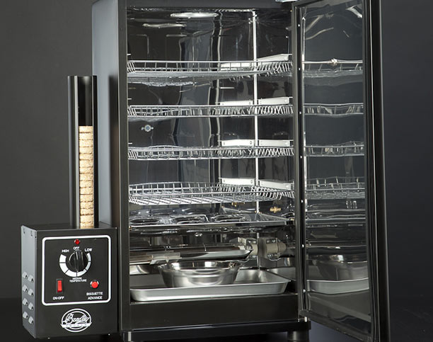 Fumoir électrique Original Bradley Smoker avec la porte ouverte
