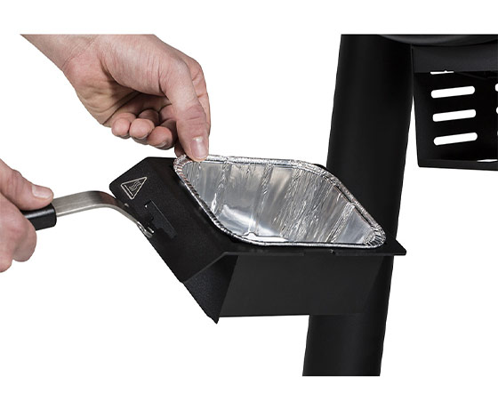 Barquette en Aluminium installé dans le bac récupérateur de graisse du barbecue pellets Broil King