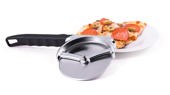 Roulette à pizza en inox Broil King avec des parts de pizza découpées