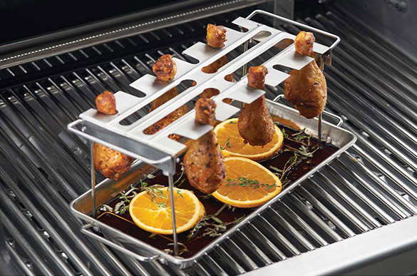 Cuisson d'ailes de poulet sur le support en inox adapté Broil King