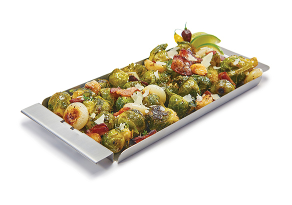 Cuisson de petits légumes sur la plaque de cuisson étroite en inox