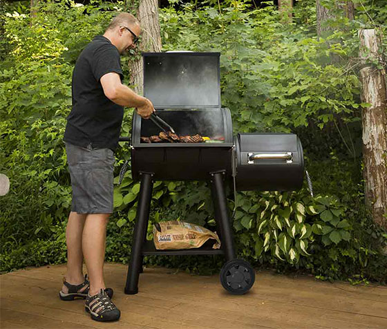 Utilisation en extérieur du barbecue à charbon Offset 400 Broil King