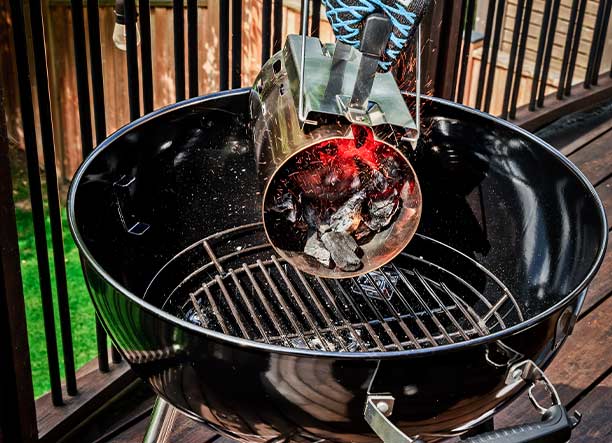 Allumage du barbecue charbon Crown Premium 57 cm Broil King